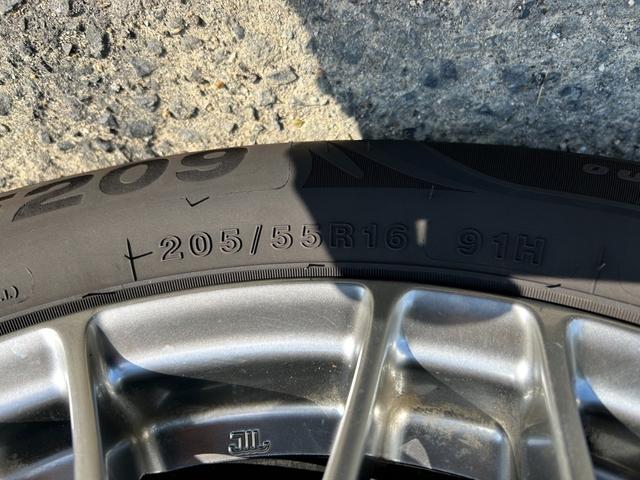 こちらのお車のタイヤサイズは「２０５／５５Ｒ１６」　タイヤサイズ国産／外国産　新品タイヤ・国産／外国産　中古タイヤの取り扱いもございます！！是非、スタッフまでお問い合わせ下さい。