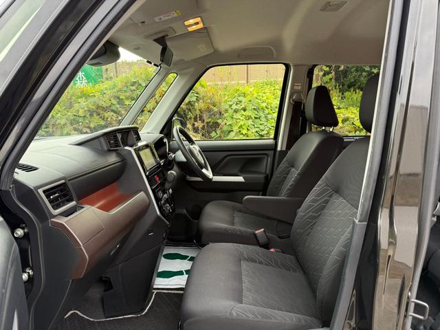 運転席側シート　使用感少なく綺麗です　運転席まわりには十分なスペースがあり、大柄な方でもゆったり運転していただける環境です内装程度良好です