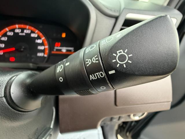 夜間自動点灯で明るく照らしてくれるオートライト