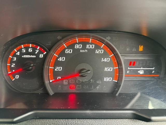 運転時必要な情報のみ表示されるシンプルなメーターパネル