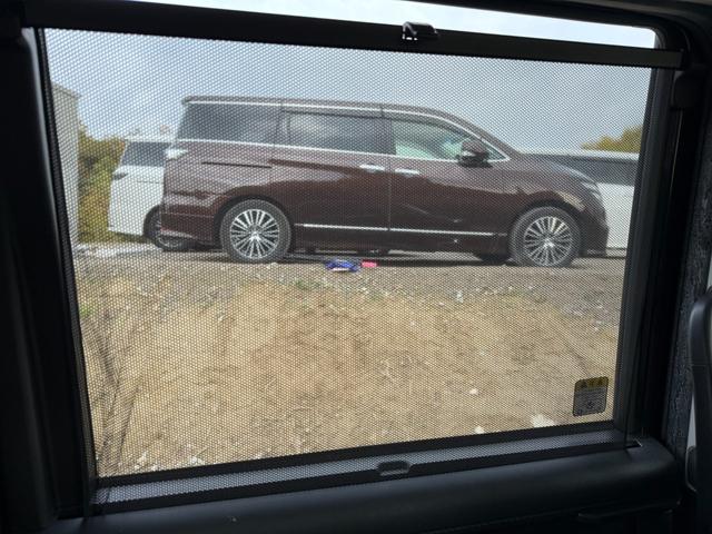 まぶしい光を軽減し、心地よい車内に。ロール式なので開け閉めも容易にでき、格納式なので邪魔になりません。
