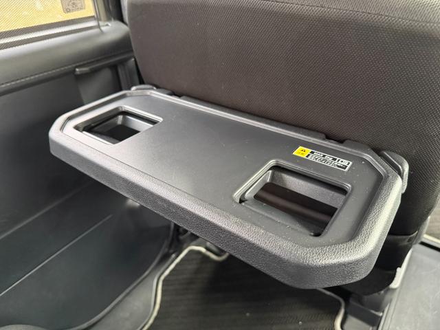 後席テーブル　運転席と助手席の背面にドリンクホルダーとちょっとした小物も置くことができるテーブルあります！折りたたんで格納できるので、乗り降りの邪魔になりません！