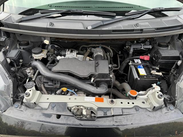 ［エンジンルーム］　比較的綺麗に保たれています。また納車前にエンジンルーム内の簡易清掃をさせて頂きますので、綺麗な状態でご納車させて頂きます！ご質問はお気軽にお問い合わせからお申し付けください。
