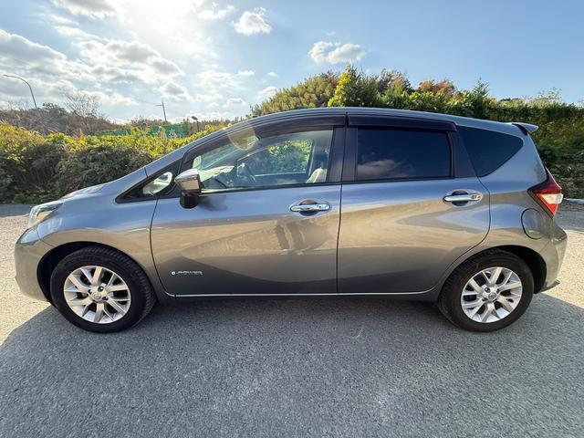 ノート ｅ－パワー　メダリスト　スマートキー　オートライト　オートエアコン　衝突被害軽減ブレーキ　横滑り防止　レーンキープアシスト　デジタルインナーミラー　プッシュスタート（6枚目）