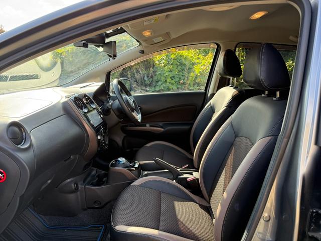 ノート ｅ－パワー　メダリスト　スマートキー　オートライト　オートエアコン　衝突被害軽減ブレーキ　横滑り防止　レーンキープアシスト　デジタルインナーミラー　プッシュスタート（9枚目）