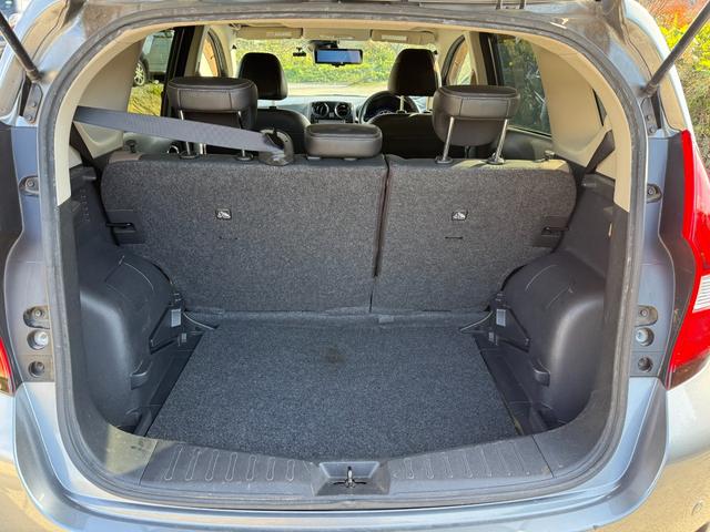 ノート ｅ－パワー　メダリスト　スマートキー　オートライト　オートエアコン　衝突被害軽減ブレーキ　横滑り防止　レーンキープアシスト　デジタルインナーミラー　プッシュスタート（11枚目）