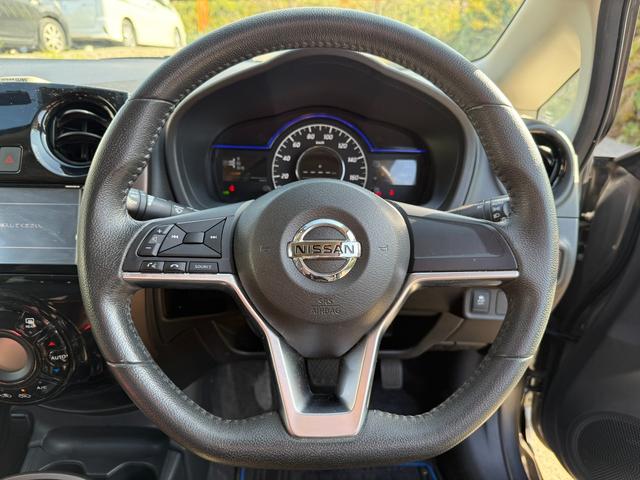 ノート ｅ－パワー　メダリスト　スマートキー　オートライト　オートエアコン　衝突被害軽減ブレーキ　横滑り防止　レーンキープアシスト　デジタルインナーミラー　プッシュスタート（14枚目）