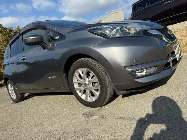 ノート ｅ－パワー　メダリスト　スマートキー　オートライト　オートエアコン　衝突被害軽減ブレーキ　横滑り防止　レーンキープアシスト　デジタルインナーミラー　プッシュスタート（31枚目）