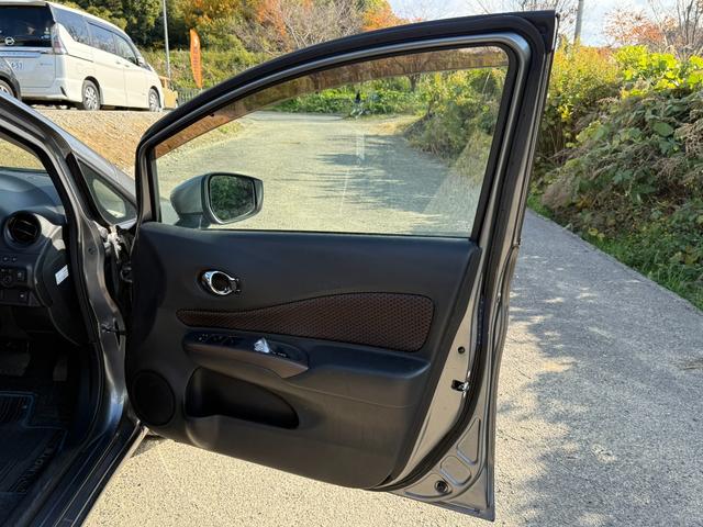 ノート ｅ－パワー　メダリスト　スマートキー　オートライト　オートエアコン　衝突被害軽減ブレーキ　横滑り防止　レーンキープアシスト　デジタルインナーミラー　プッシュスタート（37枚目）