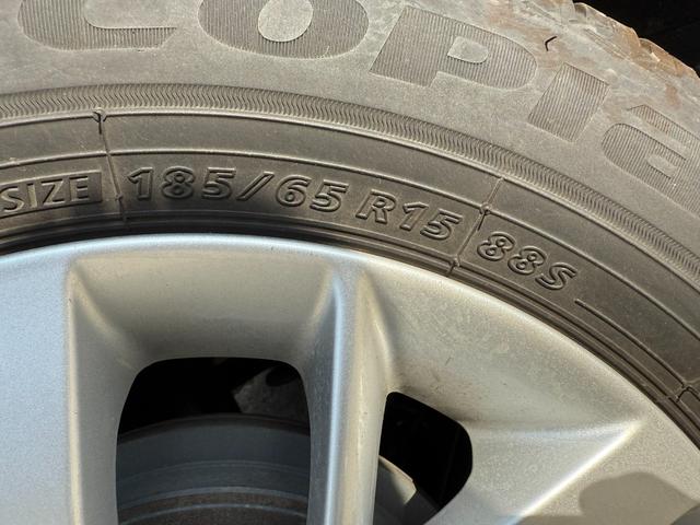 ノート ｅ－パワー　メダリスト　スマートキー　オートライト　オートエアコン　衝突被害軽減ブレーキ　横滑り防止　レーンキープアシスト　デジタルインナーミラー　プッシュスタート（42枚目）