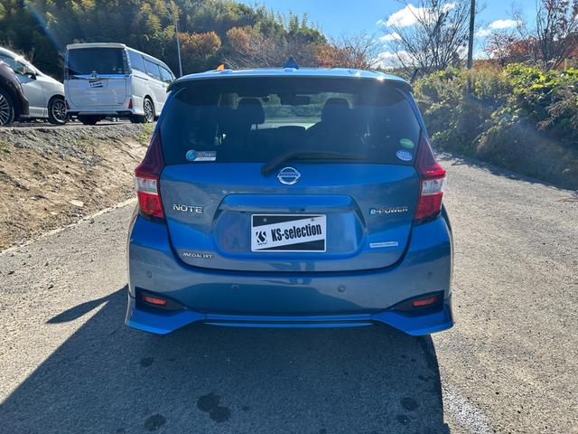 ノート ｅ－パワー　メダリスト　全周囲カメラ　バックカメラ　障害物センサー　衝突被害軽減ブレーキ　横滑り防止　レーンキープアシスト　スマートキー　オートエアコン　オートライト（5枚目）