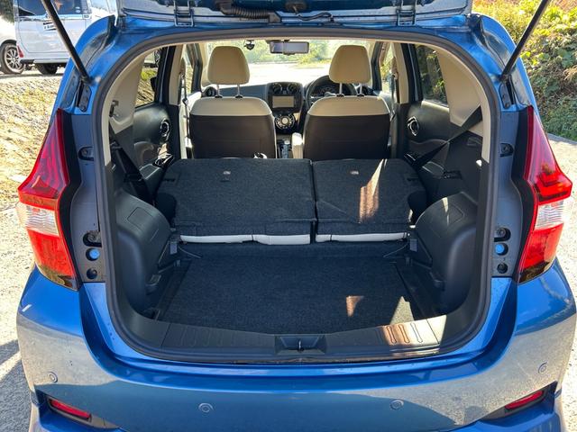 ノート ｅ－パワー　メダリスト　全周囲カメラ　バックカメラ　障害物センサー　衝突被害軽減ブレーキ　横滑り防止　レーンキープアシスト　スマートキー　オートエアコン　オートライト（13枚目）