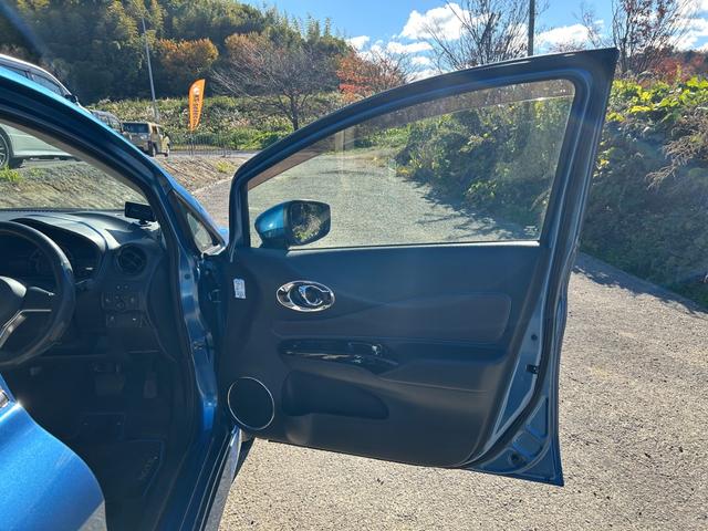 ノート ｅ－パワー　メダリスト　全周囲カメラ　バックカメラ　障害物センサー　衝突被害軽減ブレーキ　横滑り防止　レーンキープアシスト　スマートキー　オートエアコン　オートライト（46枚目）