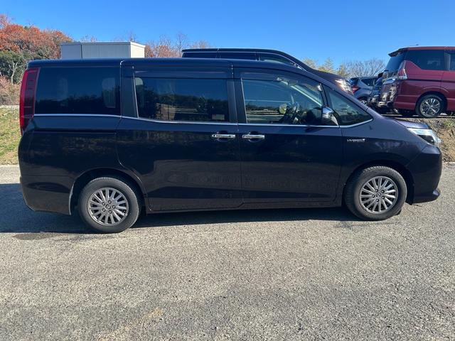 エスクァイア ハイブリッドＧｉ　ブラックテーラード　Ｂｌｕｅｔｏｏｔｈ　フリップダウンモニター　サンシェード　シートヒーター　車両接近通報装置　レーンキープアシスト　衝突被害軽減ブレーキ　バックモニター　両側電動スライドドア（6枚目）