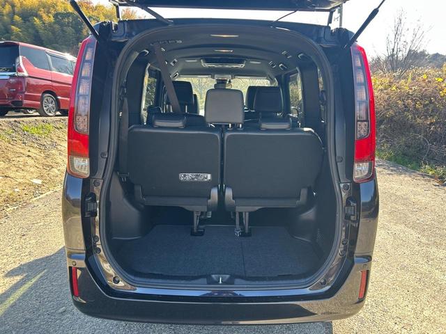 エスクァイア ハイブリッドＧｉ　ブラックテーラード　Ｂｌｕｅｔｏｏｔｈ　フリップダウンモニター　サンシェード　シートヒーター　車両接近通報装置　レーンキープアシスト　衝突被害軽減ブレーキ　バックモニター　両側電動スライドドア（13枚目）