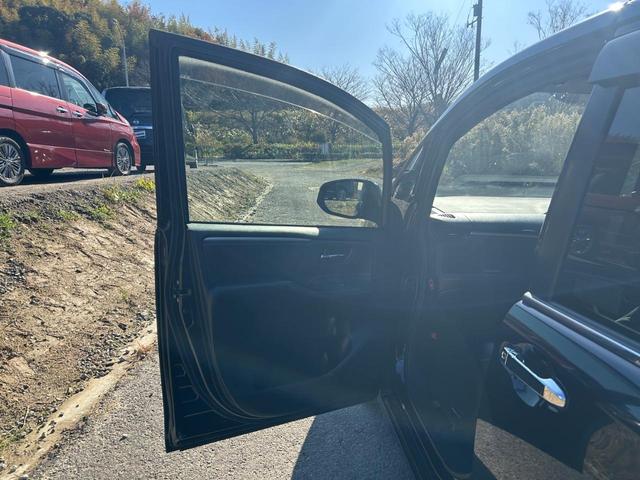 エスクァイア ハイブリッドＧｉ　ブラックテーラード　Ｂｌｕｅｔｏｏｔｈ　フリップダウンモニター　サンシェード　シートヒーター　車両接近通報装置　レーンキープアシスト　衝突被害軽減ブレーキ　バックモニター　両側電動スライドドア（50枚目）