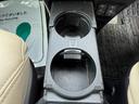 運転席と助手席の間にドリンクホルダーとちょっとした小物も置くことができるテーブルあります!