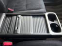 運転席と助手席の間にドリンクホルダーとちょっとした小物も置くことができるテーブルあります!
