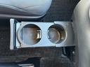 運転席と助手席の間にドリンクホルダーとちょっとした小物も置くことができるテーブルあります!