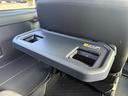 後席テーブル 運転席と助手席の背面にドリンクホルダーとちょっとした小物も置くことができるテーブルあります!折りたたんで格納できるので、乗り降りの邪魔になりません!