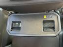 後席テーブル 運転席と助手席の背面にドリンクホルダーとちょっとした小物も置くことができるテーブルあります!折りたたんで格納できるので、乗り降りの邪魔になりません!