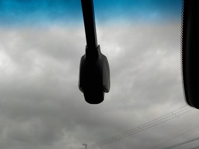 フィット ｅ：ＨＥＶホーム　ワンオーナー・Ｂｌｕｅｔｏｏｔｈ・バックカメラ・ナビ連動前後ドライブレコーダー・ＥＴＣ車載器・障害物センサー・ＣＤ＆ＤＶＤ再生可・ＬＥＤヘッドライト・衝突被害軽減ブレーキ・ハーフレザーシート（7枚目）