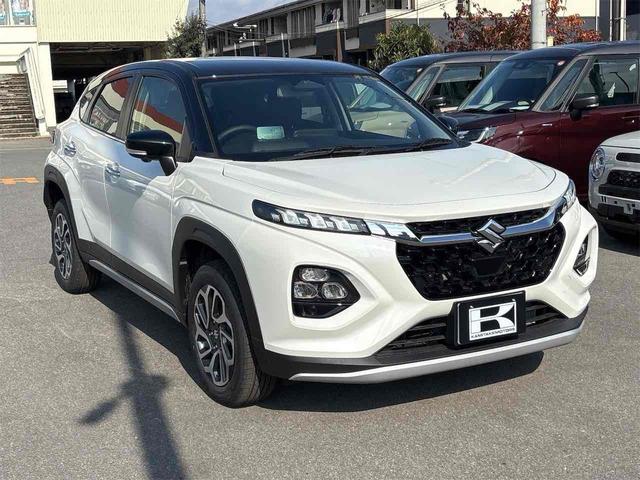 フロンクス ベースグレード クリアランスソナー オートクルーズコントロール レーンアシスト 衝突被害軽減システム ナビ LEDヘッドランプ アルミホイール スマートキー アイドリングストップ 電動格納ミラー シートヒーター AT(3枚目)