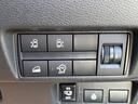 【電動スライドドア】スイッチ一つでスライドドアの開閉が可能。スライドドアは駐車場所に傾斜がある場合重くなりがちです。そんな場面で力を発揮するのがこの機能。力を一切入れることなくラクラク開閉できます!