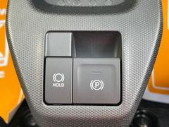 【電動パーキングブレーキ】ボタン一つでパーキングブレーキを作動させます。ブレーキホールド機能は信号待ちなどでブレーキペダルから足を離しても停止状態を保持し、疲労軽減に役立ちます。 4
