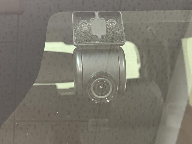 Ｒ２年式、走行０．８万ｋｍのタントカスタムＸセレクションです♪人気のパールホワイト色で純正メモリーナビにバックカメラ、ナビ連動前後ドラレコにＥＴＣとフル装備で正規ディーラーならではの安心保障付！