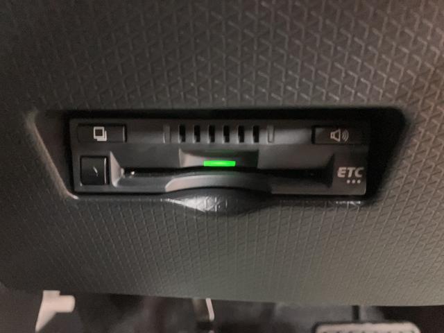 Ｒ２年式、走行０．８万ｋｍのタントカスタムＸセレクションです♪人気のパールホワイト色で純正メモリーナビにバックカメラ、ナビ連動前後ドラレコにＥＴＣとフル装備で正規ディーラーならではの安心保障付！