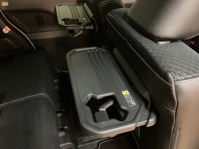 Ｒ２年式、走行０．８万ｋｍのタントカスタムＸセレクションです♪人気のパールホワイト色で純正メモリーナビにバックカメラ、ナビ連動前後ドラレコにＥＴＣとフル装備で正規ディーラーならではの安心保障付！