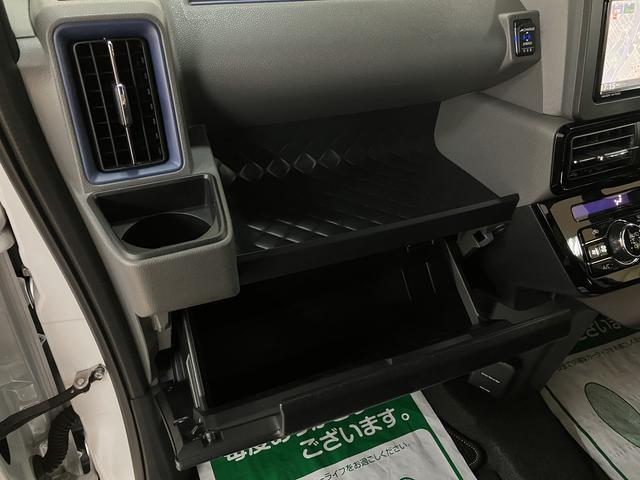 Ｒ２年式、走行０．８万ｋｍのタントカスタムＸセレクションです♪人気のパールホワイト色で純正メモリーナビにバックカメラ、ナビ連動前後ドラレコにＥＴＣとフル装備で正規ディーラーならではの安心保障付！