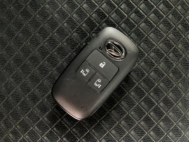 Ｒ２年式、走行０．８万ｋｍのタントカスタムＸセレクションです♪人気のパールホワイト色で純正メモリーナビにバックカメラ、ナビ連動前後ドラレコにＥＴＣとフル装備で正規ディーラーならではの安心保障付！