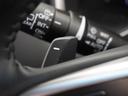 【減速セレクター】ステアリングホイールの左右に取り付けられた2つのパドルスイッチで減速の強さを調整。左側の「-」を操作すると減速を強く、右側の「+」を操作すると減速を弱くすることができます。