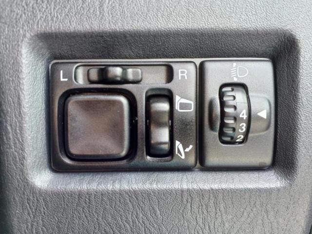ジムニー ４ＷＤランドベンチャー　シートヒーター　運転席／シート　合皮／ＡＢＳ／エアバッグ　運転席／エアバッグ　助手席／アルミホイール　純正　１６インチ／パワーウインドウ／キーレスエントリー／パワーステアリング／マニュアルエアコン（12枚目）