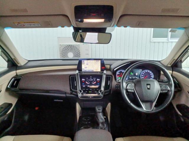 クラウンハイブリッド S Cパッケージ 純正エアロ/保証書/純正 8インチ SDナビ/衝突安全装置/シートヒーター/車線逸脱防止支援システム/シート フルレザー/ヘッドランプ LED/ETC/EBD付ABS/横滑り防止装置 革シート 記録簿(4枚目)