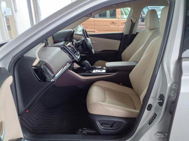 クラウンハイブリッド S Cパッケージ 純正エアロ/保証書/純正 8インチ SDナビ/衝突安全装置/シートヒーター/車線逸脱防止支援システム/シート フルレザー/ヘッドランプ LED/ETC/EBD付ABS/横滑り防止装置 革シート 記録簿(5枚目)