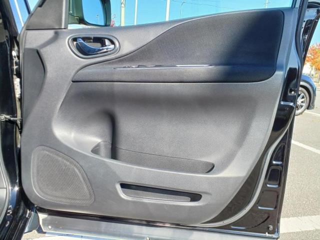 セレナ ライダーブラックラインHV 純正 8インチ SDナビ/フリップダウンモニター 純正 10.2インチ/両側電動スライドドア/ヘッドランプ HID/ETC/EBD付ABS/横滑り防止装置/アイドリングストップ ローダウン 記録簿(25枚目)