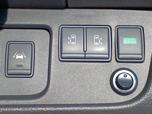 セレナ ライダーブラックラインHV 純正 8インチ SDナビ/フリップダウンモニター 純正 10.2インチ/両側電動スライドドア/ヘッドランプ HID/ETC/EBD付ABS/横滑り防止装置/アイドリングストップ ローダウン 記録簿(33枚目)