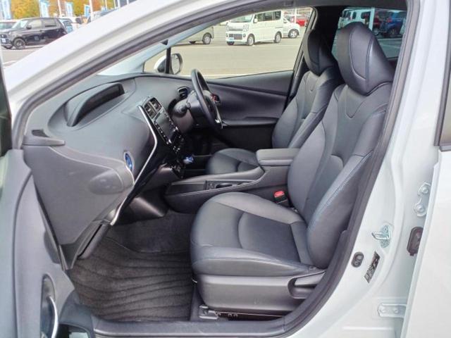 プリウス Ｓツーリングセレクション　新品タイヤ／純正エアロ／保証書／ディスプレイオーディオ＋ナビ８インチ／衝突安全装置／シートヒーター／車線逸脱防止支援システム／シート　合皮／ヘッドランプ　ＬＥＤ／ＵＳＢジャック　衝突被害軽減システム（5枚目）