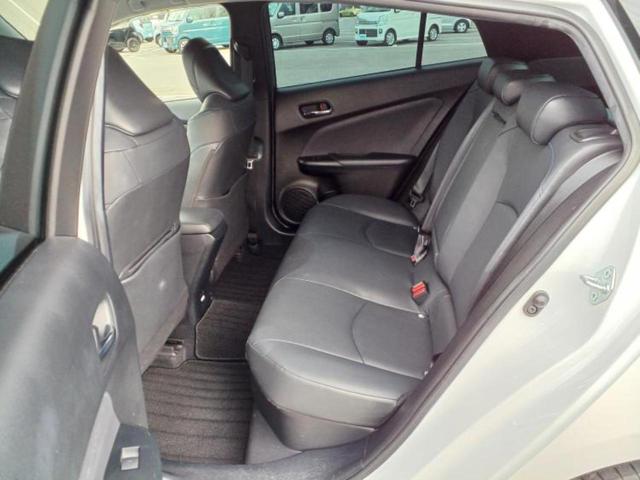 プリウス Ｓツーリングセレクション　新品タイヤ／純正エアロ／保証書／ディスプレイオーディオ＋ナビ８インチ／衝突安全装置／シートヒーター／車線逸脱防止支援システム／シート　合皮／ヘッドランプ　ＬＥＤ／ＵＳＢジャック　衝突被害軽減システム（6枚目）