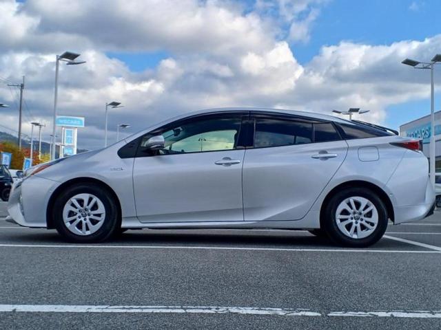 プリウス Ｓセーフティプラス　保証書／純正　ＳＤナビ／衝突安全装置／車線逸脱防止支援システム／パーキングアシスト　バックガイド／パーキングアシスト　自動操舵／ヘッドランプ　ＬＥＤ／Ｂｌｕｅｔｏｏｔｈ接続／ＥＴＣ　バックカメラ（2枚目）