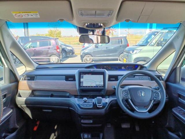 フリードハイブリッド ハイブリッドクロスターホンダセンシング　新品タイヤ／保証書／純正　９インチ　ＳＤナビ／衝突安全装置／両側電動スライドドア／車線逸脱防止支援システム／シート　ハーフレザー／パーキングアシスト　バックガイド／ヘッドランプ　ＬＥＤ　バックカメラ（4枚目）