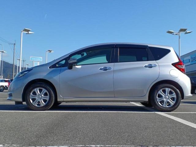 ノート Ｘ　社外　ＳＤナビ／エマージェンシーブレーキ／ヘッドランプ　ＬＥＤ／Ｂｌｕｅｔｏｏｔｈ接続／ＥＢＤ付ＡＢＳ／横滑り防止装置／アイドリングストップ／バックモニター／ワンセグＴＶ／エアバッグ　運転席（2枚目）