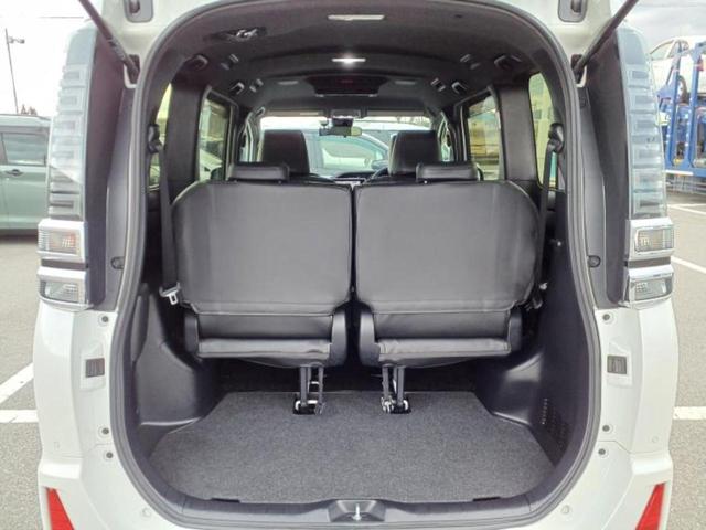 ヴォクシー ＺＳキラメキ２　新品タイヤ／保証書／純正　１０インチ　ＳＤナビ／フリップダウンモニター　純正　１２．８インチ／トヨタセーフティセンス／両側電動スライドドア／車線逸脱防止支援システム／ヘッドランプ　ＬＥＤ　バックカメラ（7枚目）