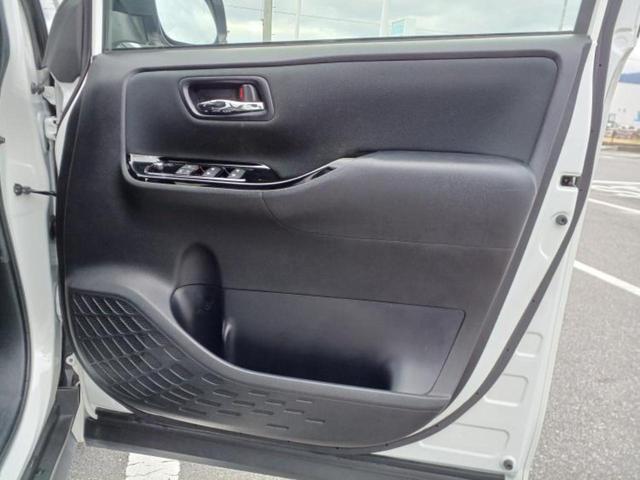 ヴォクシー ＺＳキラメキ２　新品タイヤ／保証書／純正　１０インチ　ＳＤナビ／フリップダウンモニター　純正　１２．８インチ／トヨタセーフティセンス／両側電動スライドドア／車線逸脱防止支援システム／ヘッドランプ　ＬＥＤ　バックカメラ（25枚目）