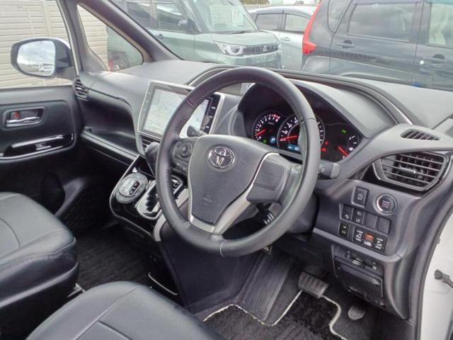 ヴォクシー ＺＳキラメキ２　新品タイヤ／保証書／純正　１０インチ　ＳＤナビ／フリップダウンモニター　純正　１２．８インチ／トヨタセーフティセンス／両側電動スライドドア／車線逸脱防止支援システム／ヘッドランプ　ＬＥＤ　バックカメラ（30枚目）