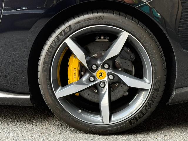 ポルトフィーノM 1オーナー ディーラー車 エクステリアカーボンPKG フロントスポイラーカーボン サイドステップカーボン ディフューザーカーボン イエローキャリパー オプション20インチアルミホイール(14枚目)