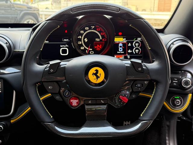 ポルトフィーノM 1オーナー ディーラー車 エクステリアカーボンPKG フロントスポイラーカーボン サイドステップカーボン ディフューザーカーボン イエローキャリパー オプション20インチアルミホイール(26枚目)